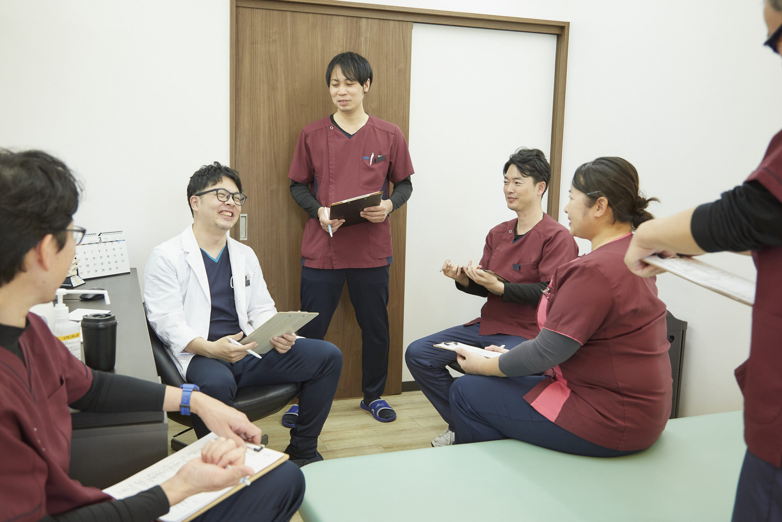 リハビリテーション科のスタッフが院長とカンファレンスする様子